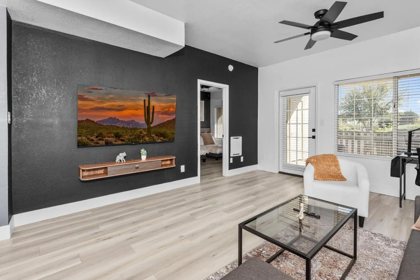 Scottsdale Getaway King Beds Pool Gym Apartment 0*,