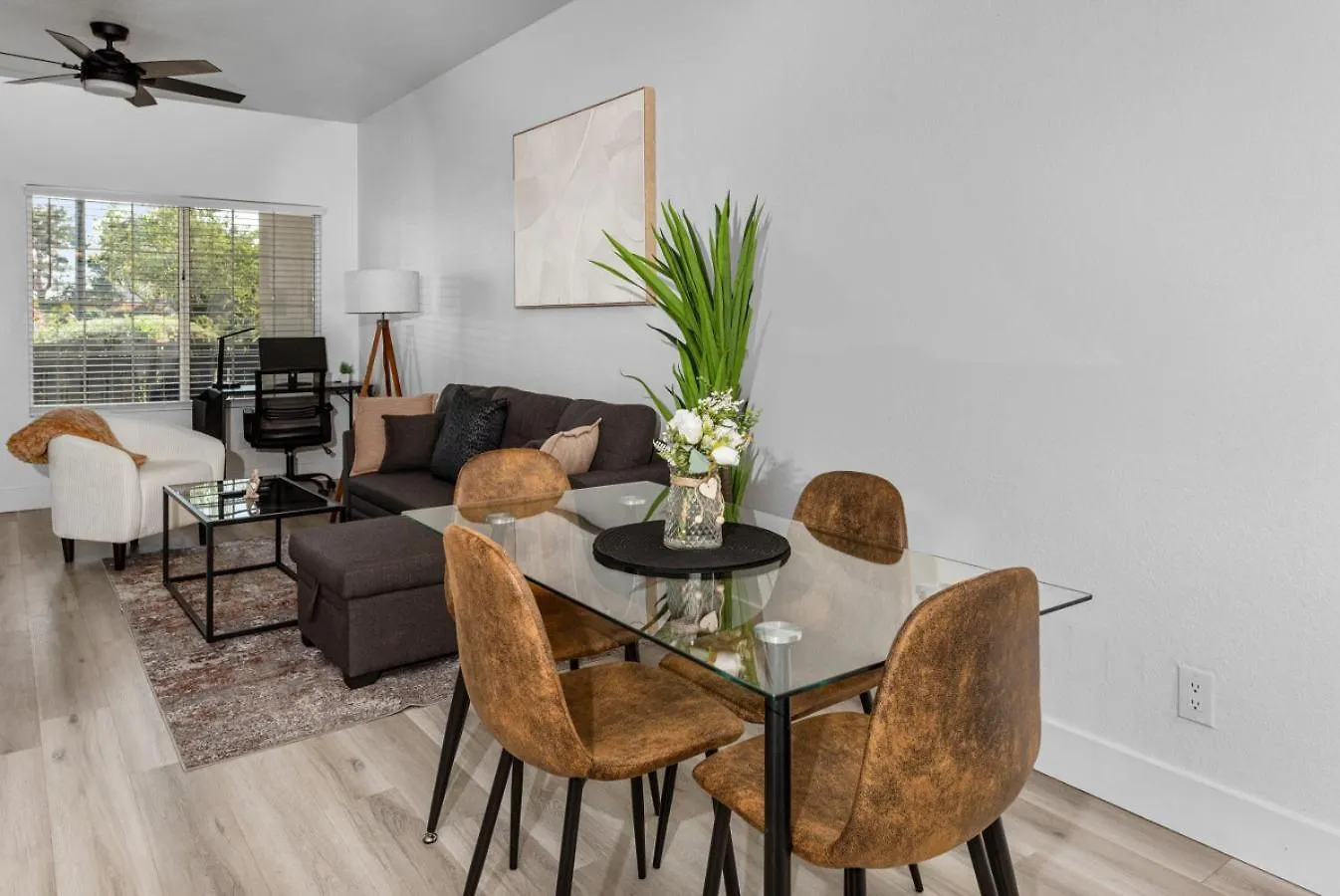 Scottsdale Getaway King Beds Pool Gym Apartment 0*,  United States