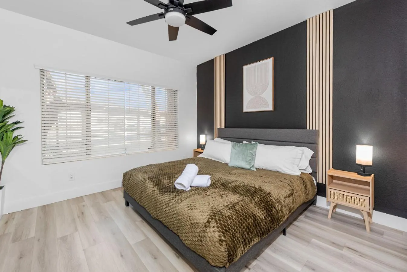 Scottsdale Getaway King Beds Pool Gym Apartment 0*,  United States